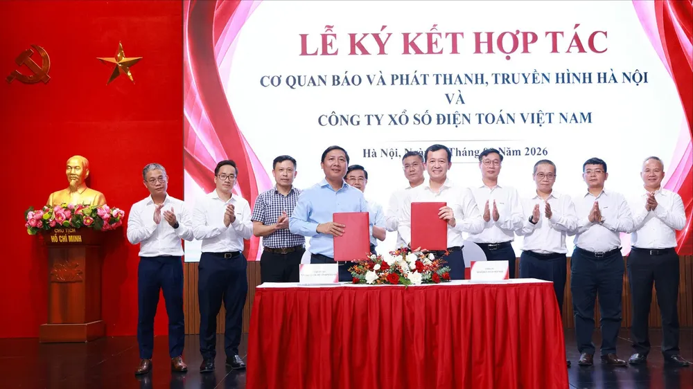Cơ quan Báo và Phát thanh, Truyền hình Hà Nội và Vietlott ký hợp tác truyền thông giai đoạn 2026-2030. Ảnh HNM