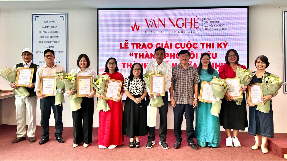 Tạp chí Văn nghệ TPHCM trao giải cuộc thi ký “Thành phố tôi yêu - Thành phố nghĩa tình”