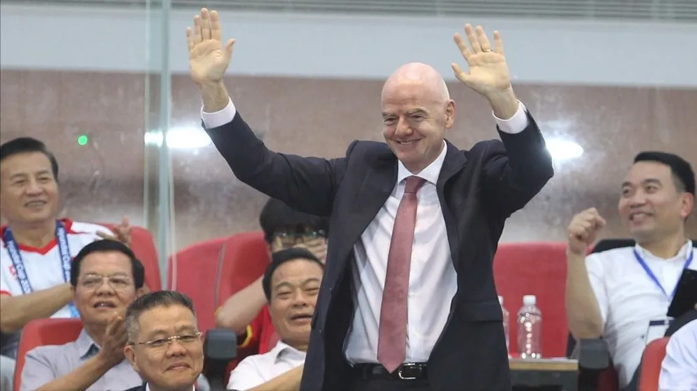 Chủ tịch FIFA Gianni Infantino nhận được sự chào đón từ cổ động viên Việt Nam. ẢNH: DŨNG PHƯƠNG
