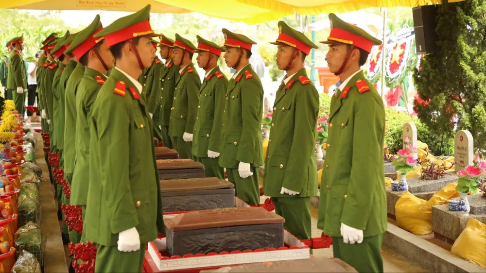 Trang nghiêm lễ truy điệu và an táng 13 liệt sĩ hy sinh tại Câu Nhi