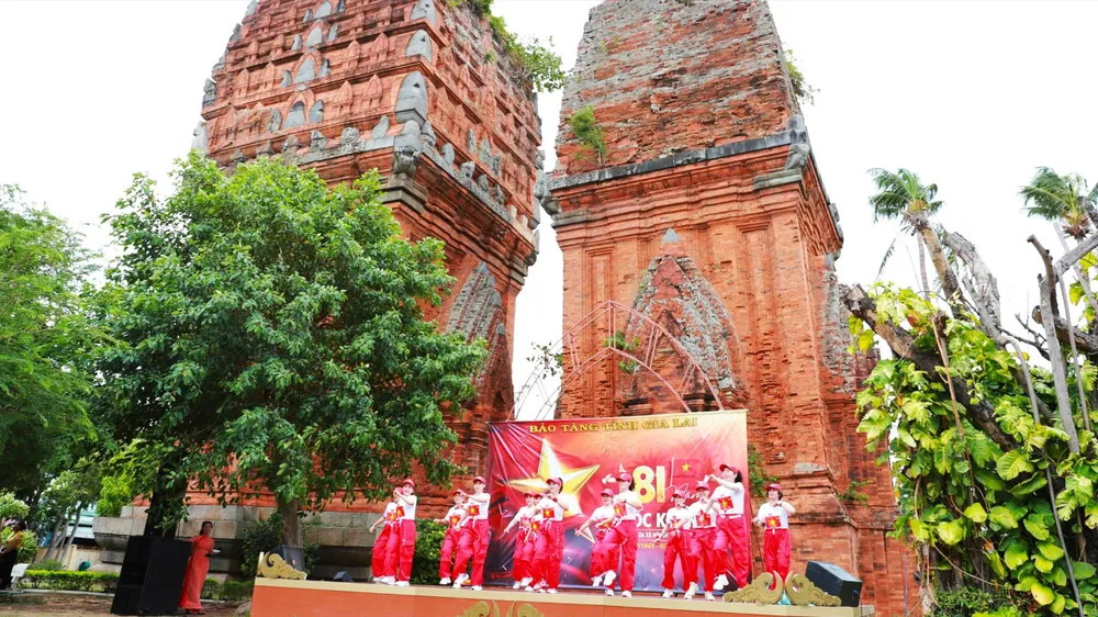 Gia Lai tổ chức “giai điệu tự hào” bên tháp cổ 800 tuổi