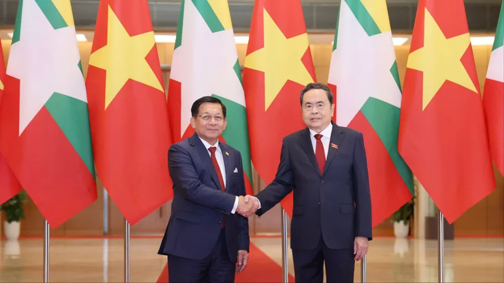Chủ tịch Quốc hội Trần Thanh Mẫn và Tổng thống Cộng hòa Liên bang Myanmar Min Aung Hlaing tại Nhà Quốc hội. Ảnh: QUANG PHÚC 