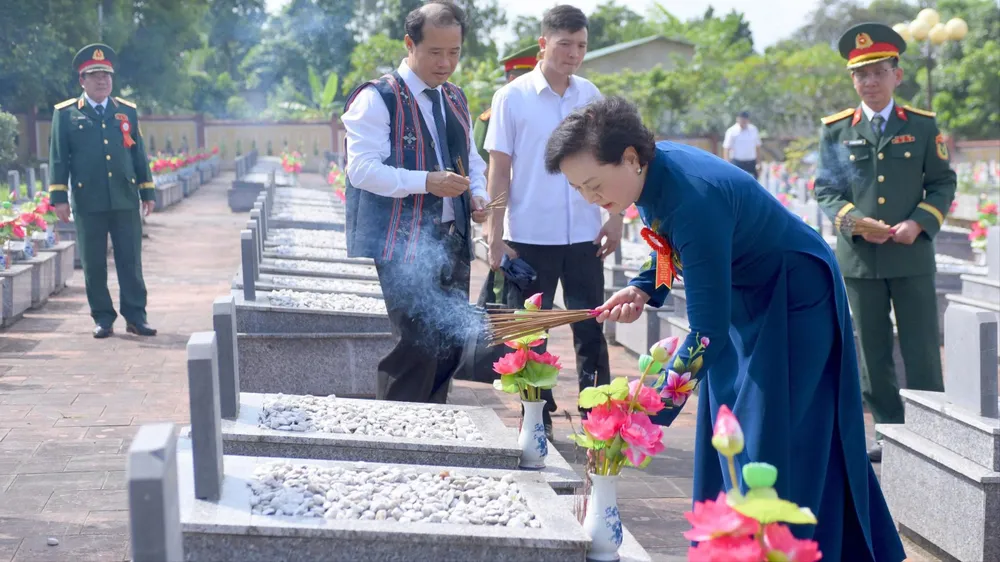 Phó Thủ tướng Phạm Thị Thanh Trà dâng hương tri ân các anh hùng liệt sĩ tại Nghĩa trang liệt sĩ A Lưới