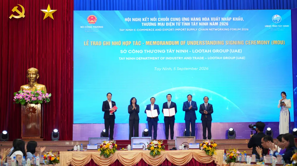 Các cơ quan chức năng, hiệp hội và doanh nghiệp Tây Ninh ký kết biên bản ghi nhớ hợp tác với các đối tác trong và ngoài nước. Ảnh Bộ Công thương