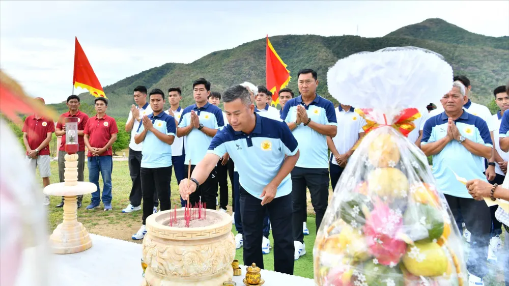 CLB Quy Nhơn United xuất quân vào sáng 7-9. Ảnh: LƯU NGUYỄN