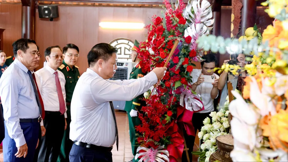 Bí thư Tỉnh ủy Nghệ An Nguyễn Khắc Thận dâng hương tưởng niệm 84 năm Ngày hy sinh của Tổng Bí thư Lê Hồng Phong 