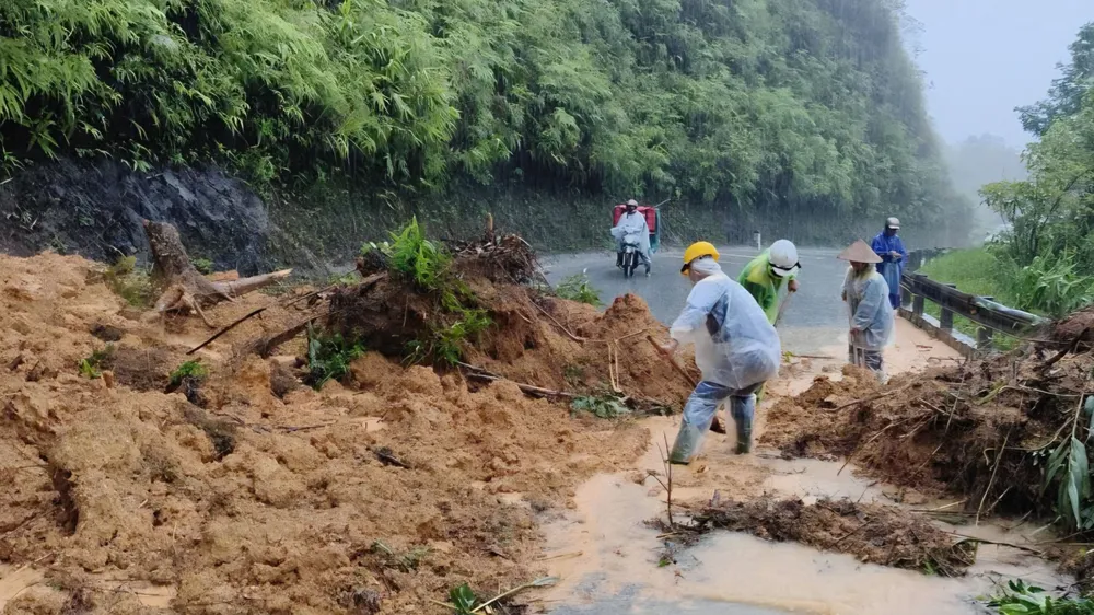 Sạt lở gây ách tắc giao thông quốc lộ 49
