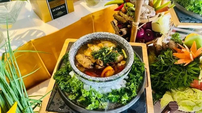 Nhiều món đặc sản địa phương được giới thiệu tại khách sạn Grand Saigon. Ảnh: THI HỒNG