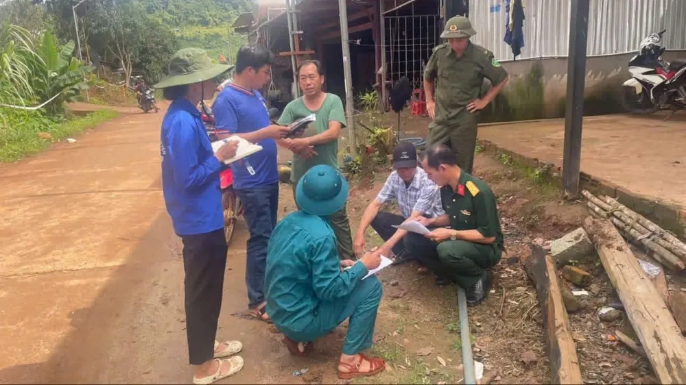 Lực lượng chức năng xã Quảng Sơn, tỉnh Lâm Đồng nắm bắt, ổn định tình hình người dân tại khu vực bị sạt lở. Ảnh: ĐOÀN KIÊN