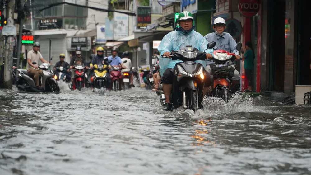 Mưa ngập trên đường Lý Thường Kiệt, phường Bảy Hiền, TPHCM: Ảnh: KIÊN CƯỜNG