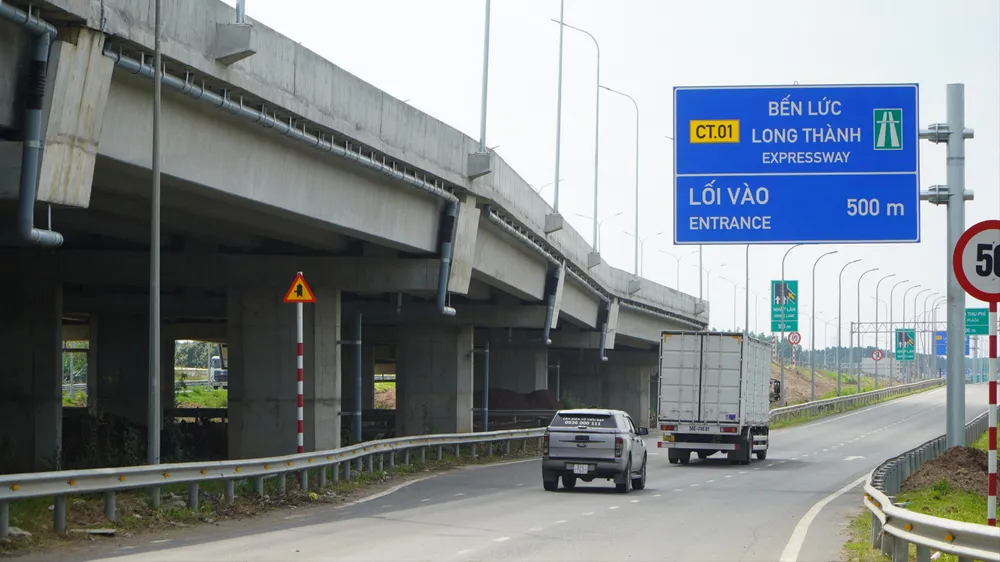 Các phương tiện từ quốc lộ 51, TP Đồng Nai rẽ vào đường cao tốc Bến Lức - Long Thành hướng về miền Tây. Ảnh: PHÚ NGÂN