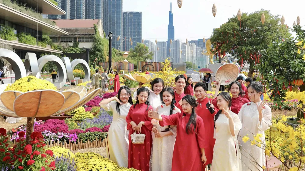 Nghỉ Tết dài ngày tạo điều kiện cho người lao động tham quan, vui chơi. Trong ảnh: Các bạn trẻ TPHCM tham quan vườn hoa tại ga Ba Son (phường Sài Gòn). Ảnh: HOÀNG TRIỀU
