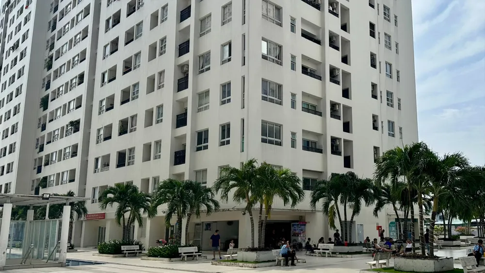Cư dân Chung cư 4S Linh Đông nhận sổ hồng sau hơn 10 năm nhận nhà. Ảnh: THANH HIỀN