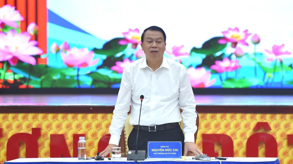Thứ trưởng Bộ Tài chính Nguyễn Đức Chi chủ trì cuộc họp báo chiều 6-10. Ảnh: LƯU THỦY