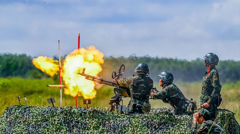Diễn tập bắn đạn thật ngày lẫn đêm, hoàn thiện thế trận phòng không liên hoàn