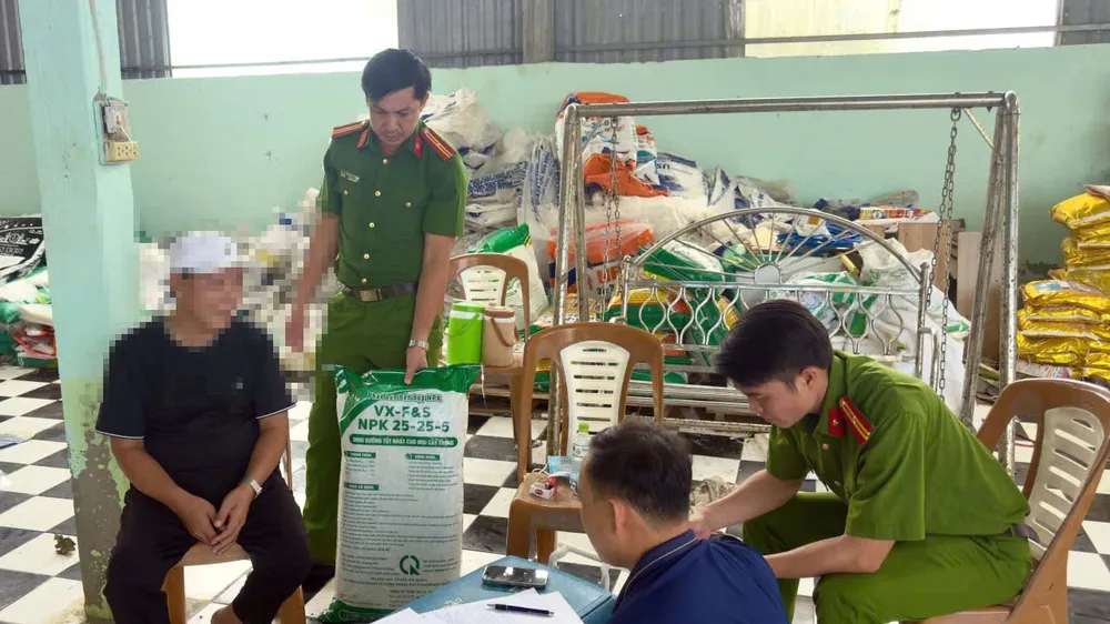 Bắt đối tượng sản xuất phân bón giả quy mô lớn ở Cà Mau