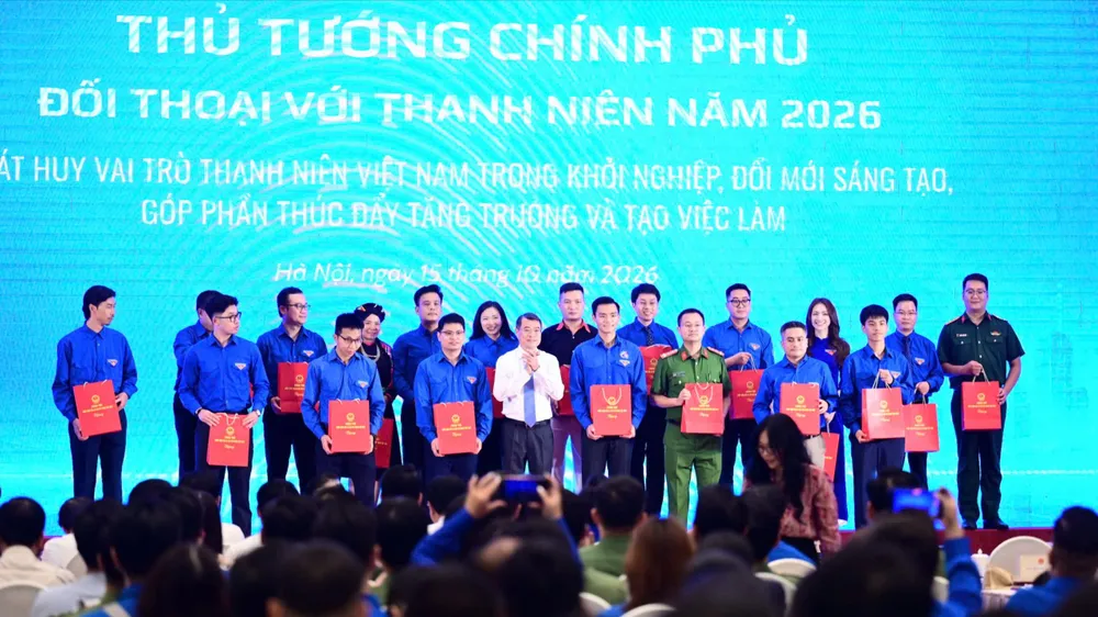 Thủ tướng Lê Minh Hưng tặng quà 20 thanh niên đại diện tham gia chương trình đối thoại. Ảnh: ĐỖ TRUNG