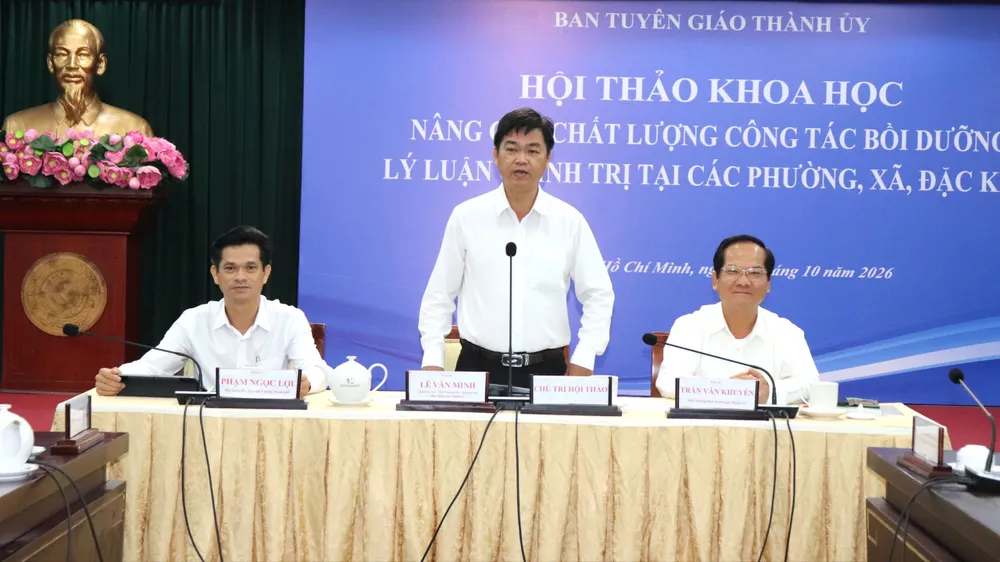 Các đồng chí chủ trì hội thảo “Nâng cao chất lượng công tác bồi dưỡng lý luận chính trị tại các phường, xã, đặc khu” trên địa bàn TPHCM.