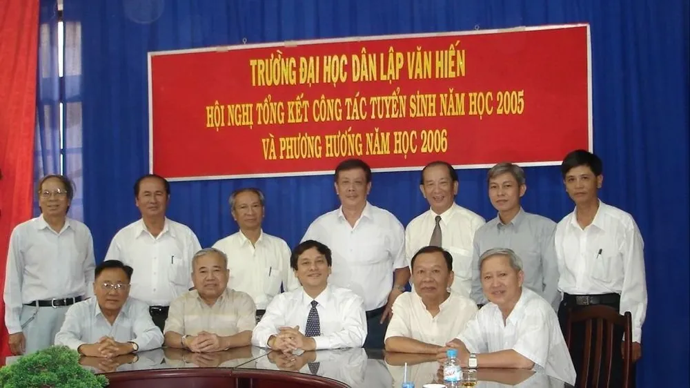 PGS Nguyễn Lộc (hàng đầu, thứ hai từ phải sang) cùng các đại biểu dự hội nghị về công tác tuyển sinh năm 2005-2006. Ảnh: TƯ LIỆU