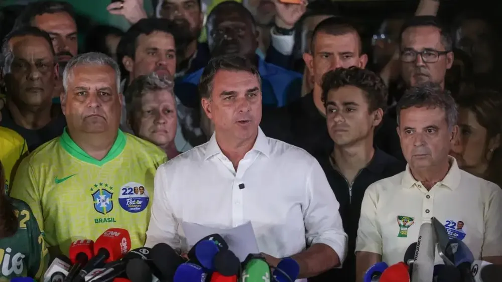 Thượng nghị sĩ Flávio Bolsonaro (giữa) trong một buổi vận động tranh cử. ẢNH: JOÉDSON ALVES/AGÊNCIA BRASIL