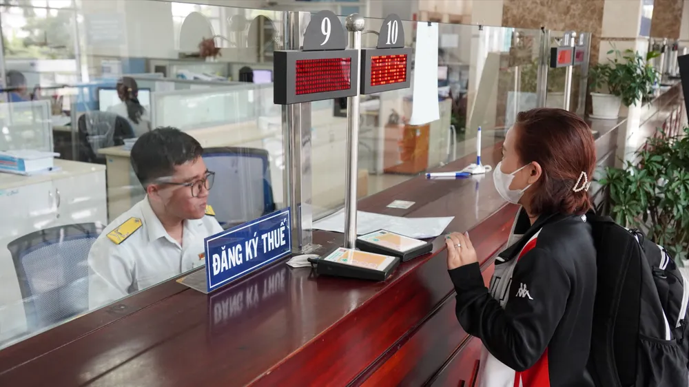 Người dân làm thủ tục về thuế tại Cơ quan Thuế TPHCM. 