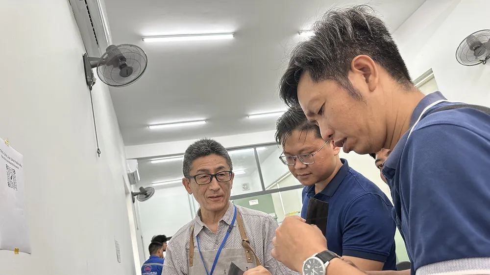 Các kỹ sư Nhật Bản hướng dẫn DNNVV sản xuất các sản phẩm công nghiệp. Ảnh: QUANG VŨ