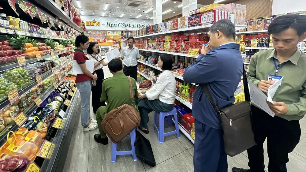 Phường Tam Thắng mở đợt cao điểm kiểm tra vệ sinh an toàn thực phẩm trước Tết
