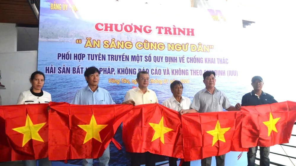 Lãnh đạo phường Vũng Tàu “Ăn sáng cùng ngư dân”