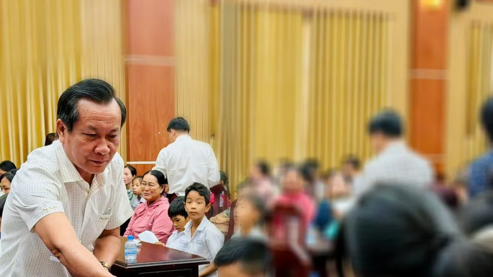 Xã Hồ Tràm tặng 95 suất quà tết đến trẻ em có hoàn cảnh khó khăn
