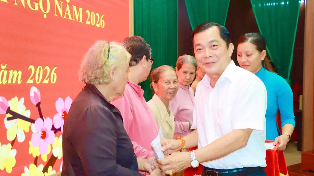 Ban Tổ chức trao quà tết đến người dân tại xã Đất Đỏ