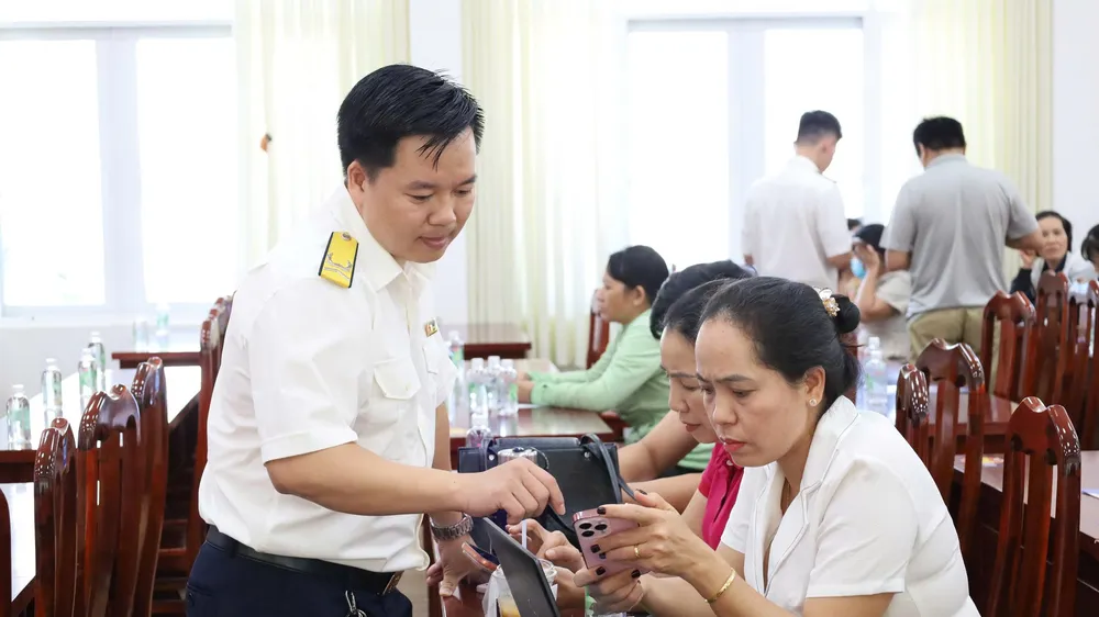 Gần 200 hộ kinh doanh được hướng dẫn sử dụng eTax Mobile