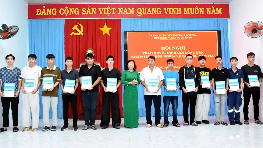 Trao quyết định gọi công dân khám sức khỏe nghĩa vụ quân sự năm 2027