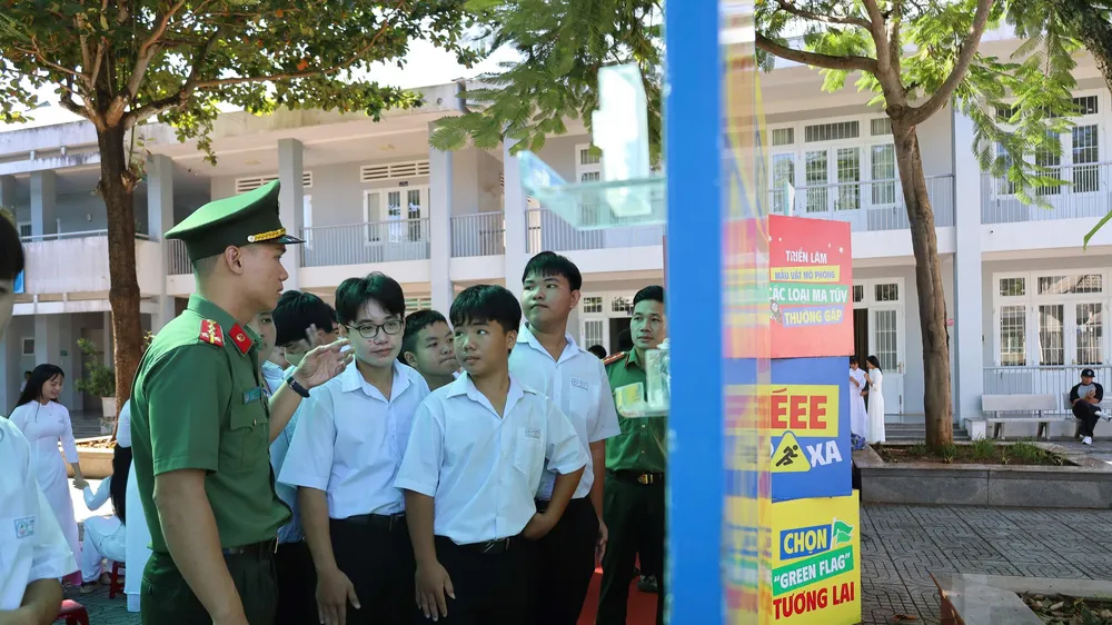 TPHCM tuyên truyền phòng, chống ma túy và an toàn giao thông trong học đường