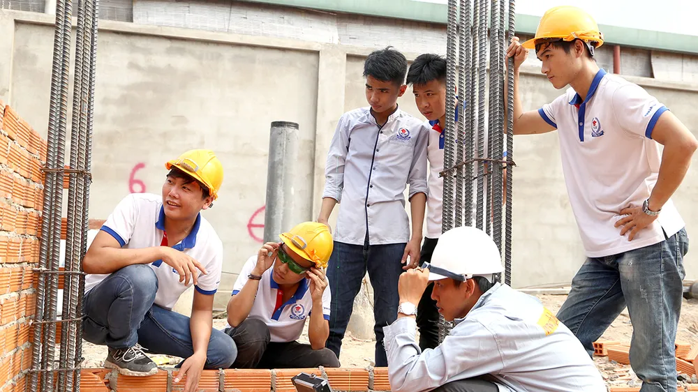 Rối rắm giải thể, sáp nhập trường nghề