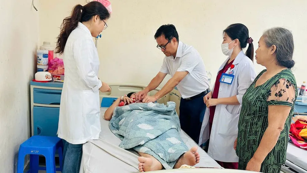 Bác sĩ Bệnh viện đa khoa tỉnh Bình Dương thăm khám cho bệnh nhân
