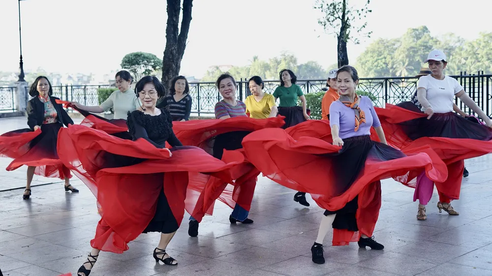 Các thành viên rèn luyện thể dục qua những vũ điệu vui tươi, sinh động