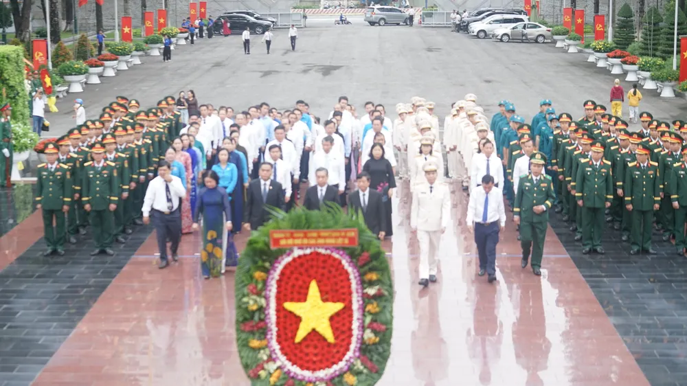 Lãnh đạo TPHCM dâng hương tưởng niệm các Anh hùng liệt sĩ tại Nghĩa trang Liệt sĩ Bình Dương