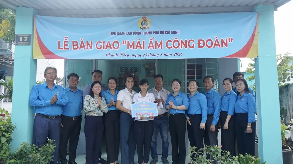 Bàn giao “Mái ấm Công đoàn” cho công nhân khó khăn ở phường Chánh Hiệp