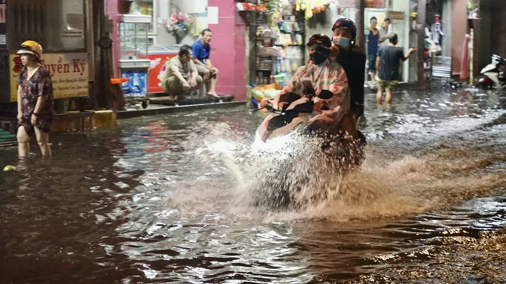 Mưa lớn kết hợp triều cường, nhiều tuyến đường ở Thủ Dầu Một ngập sâu