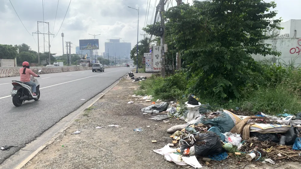 Rác thải tràn trên vỉa hè gây mất mỹ quan, vệ sinh môi trường 