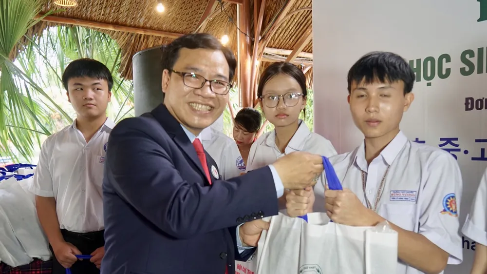 Chủ tịch Hội Chữ thập đỏ TPHCM Nguyễn Minh Nhựt trao quà, học bổng cho các em học sinh
