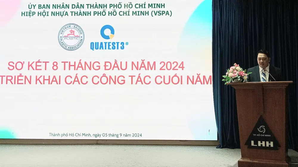 Ông Chung Tấn Cường, Chủ tịch Hiệp hội nhựa TPHCM chia sẻ thông tin tại sự kiện. Ảnh: MINH HẢI