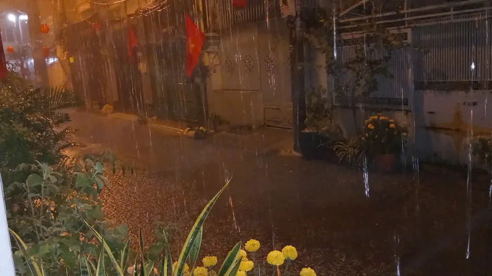 Mưa trái mùa ở TPHCM kéo dài thêm 2-3 ngày