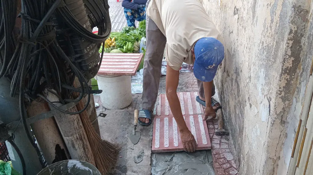 TPHCM điều chỉnh lối đi cho người khiếm thị trên đường Minh Phụng, quận 6