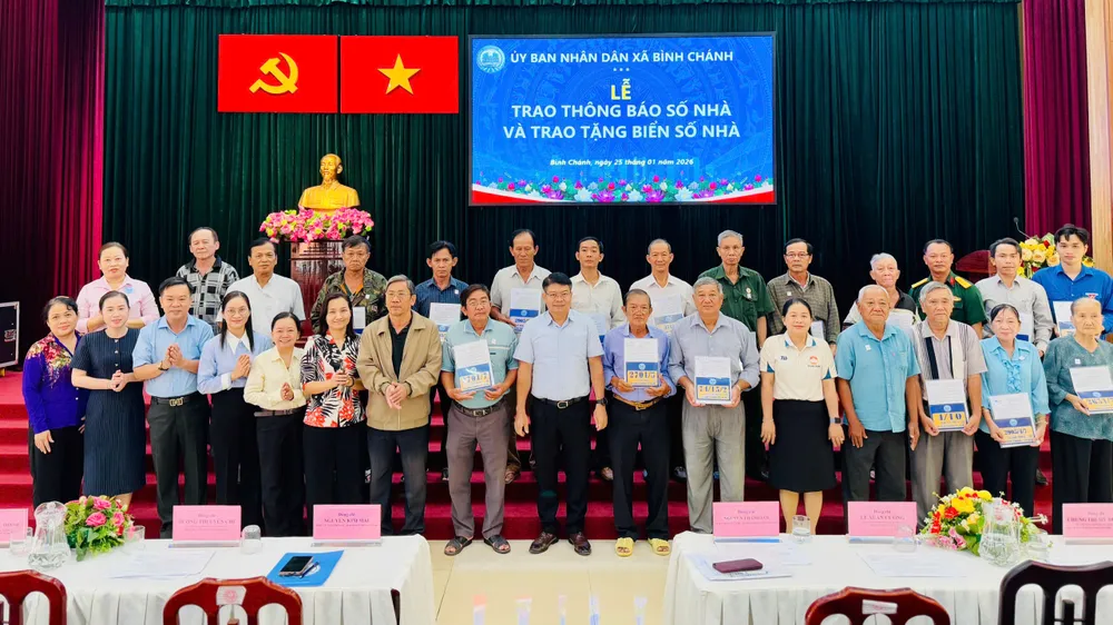 Xã Bình Chánh cấp đổi và trao tặng biển số nhà cho dân