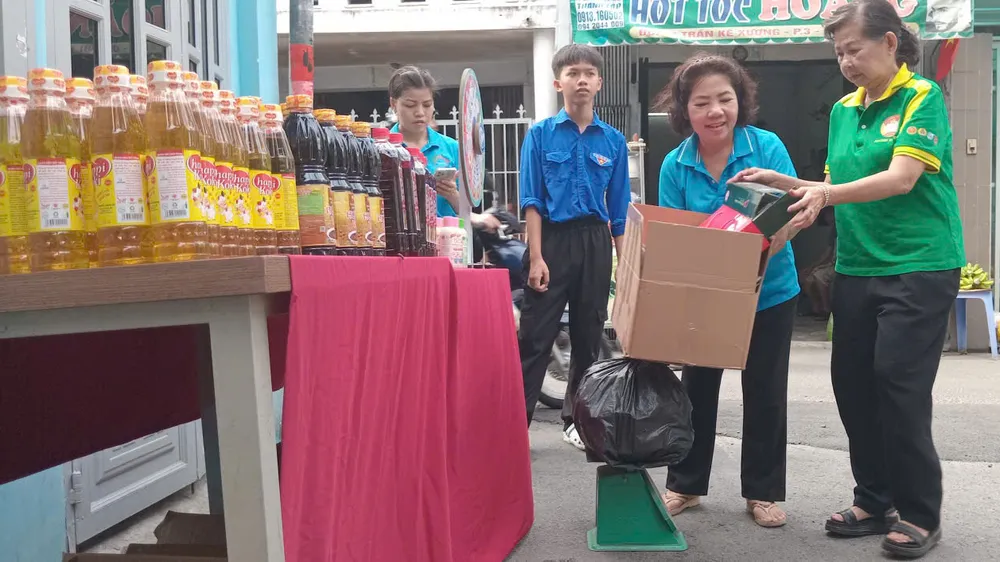 Phường Gia Định: Đổi rác lấy quà, lan tỏa lối sống xanh