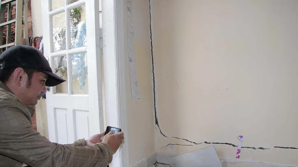 Một nhà dân bị nứt do sụt đất tại Đà Lạt
