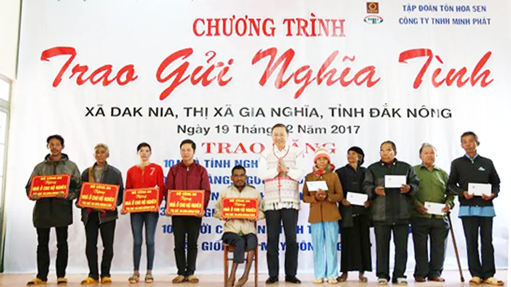 Thượng tướng Tô Lâm trao nhà tình nghĩa cho đồng bào dân tộc thiểu số có hoàn cảnh khó khăn
