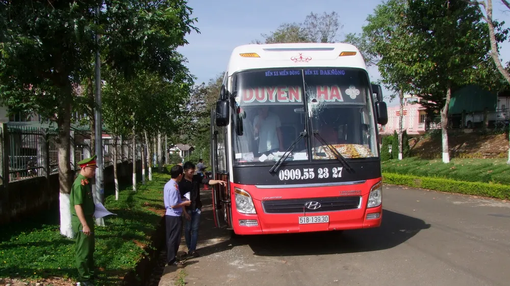 Chiếc xe khách bọ ném đá