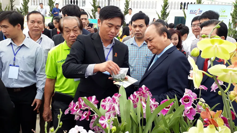 Anh Phan Thanh Sang, Chủ tịch Hiệp hội Hoa Đà Lạt giới thiệu với Thủ tướng về giống hoa lan mới